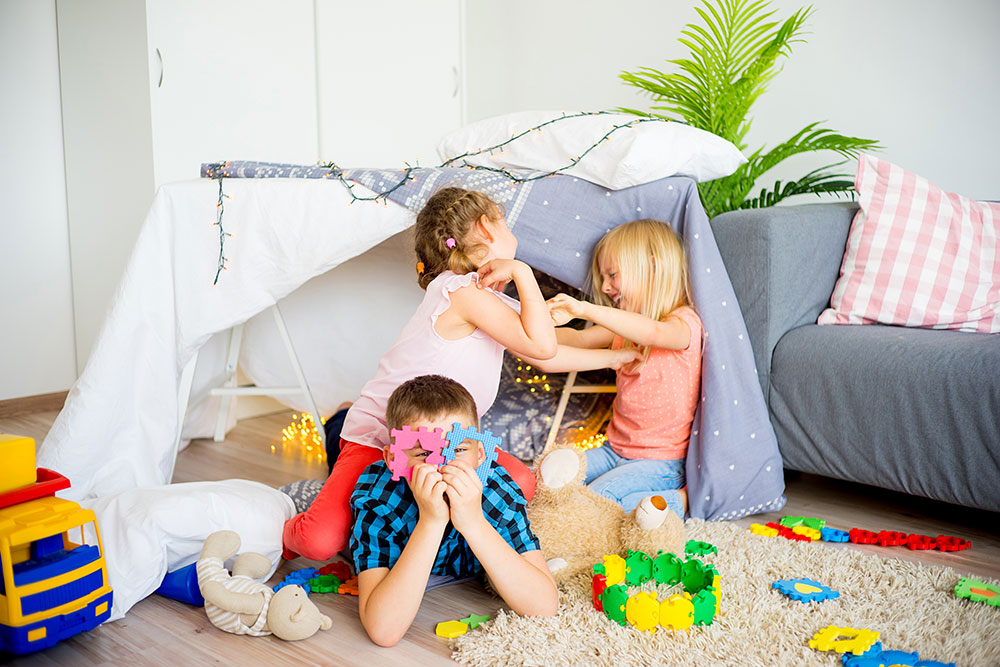 Kinder beschäftigen bei Regen? Hier findest du vier total verrückte Ideen für einen genialen Regentag mit der Familie zu Hause - mit extremer Spaßgarantie.